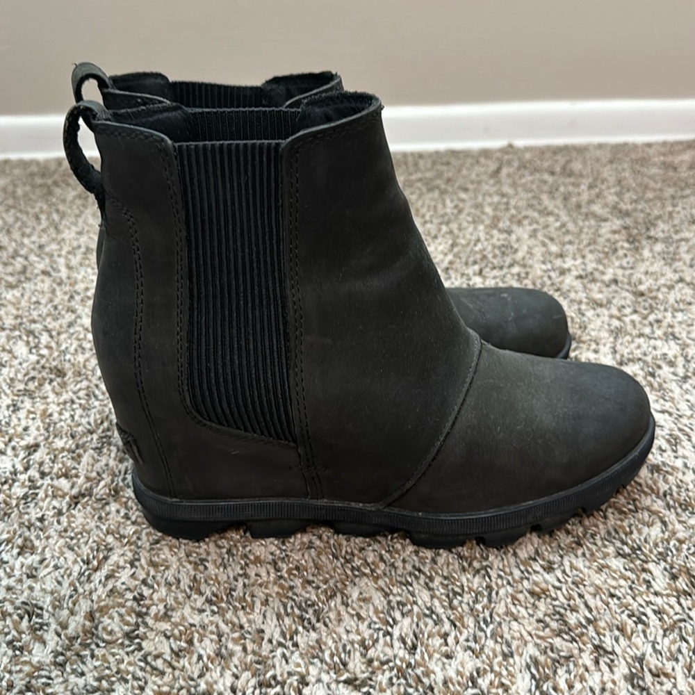 Sorel Joannof Artic Wedge II Chelsea. Size 8. Used